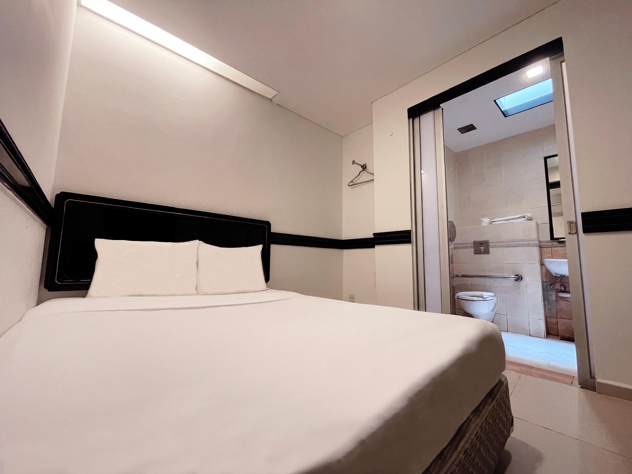 Standard, Queen Bed, No Window