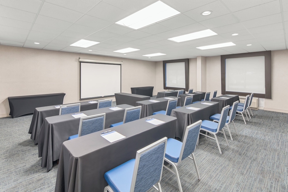Holiday Inn Express Hotel And Suites Greenville I 85 Woodruff Rd 58/72
