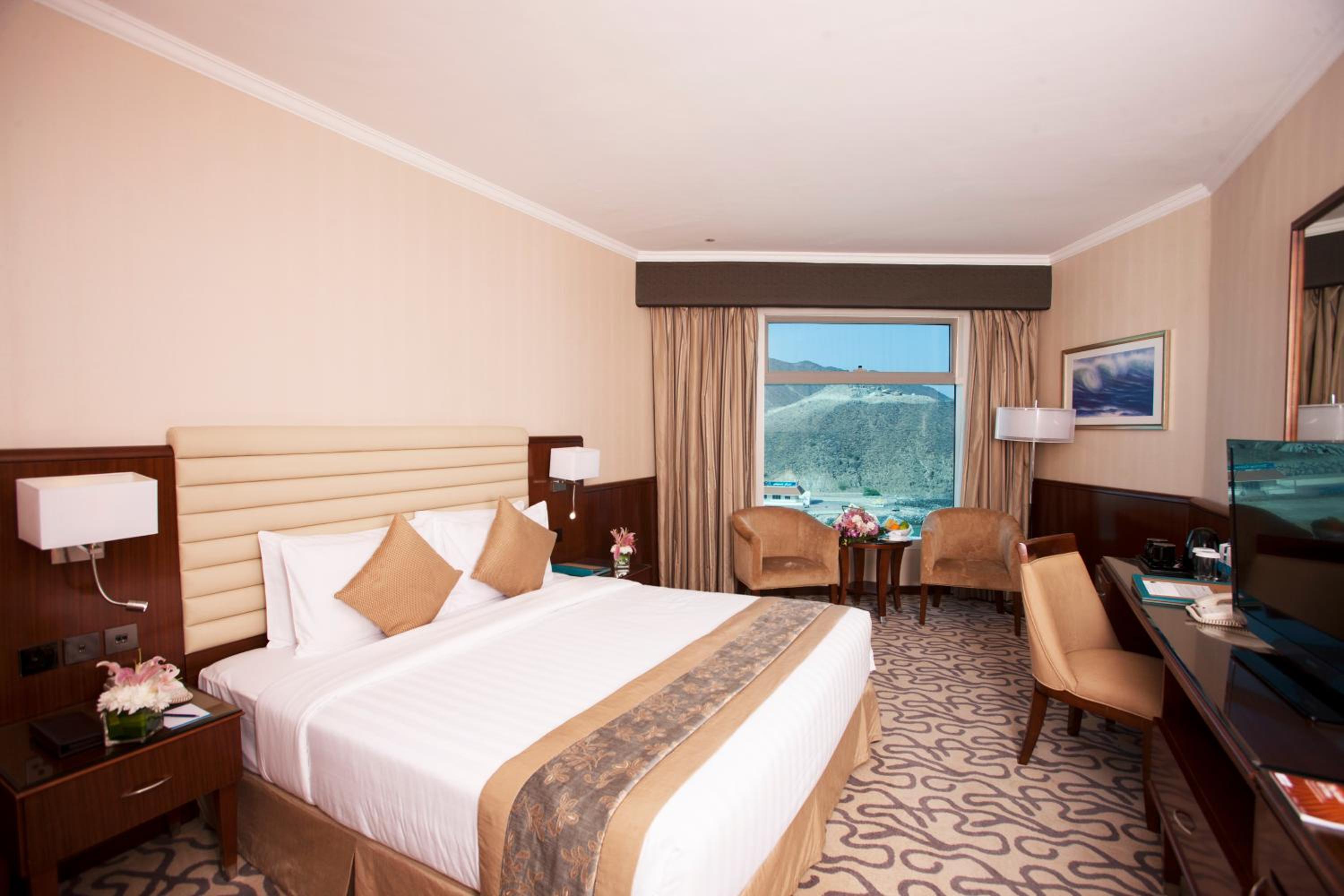 Panoramic, Suite, Partial Mountain and Sea View، Oceanic Khorfakkan Resort And Spa 2/2