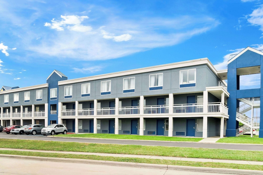 Days Inn & Suites by Wyndham Warren 2/38