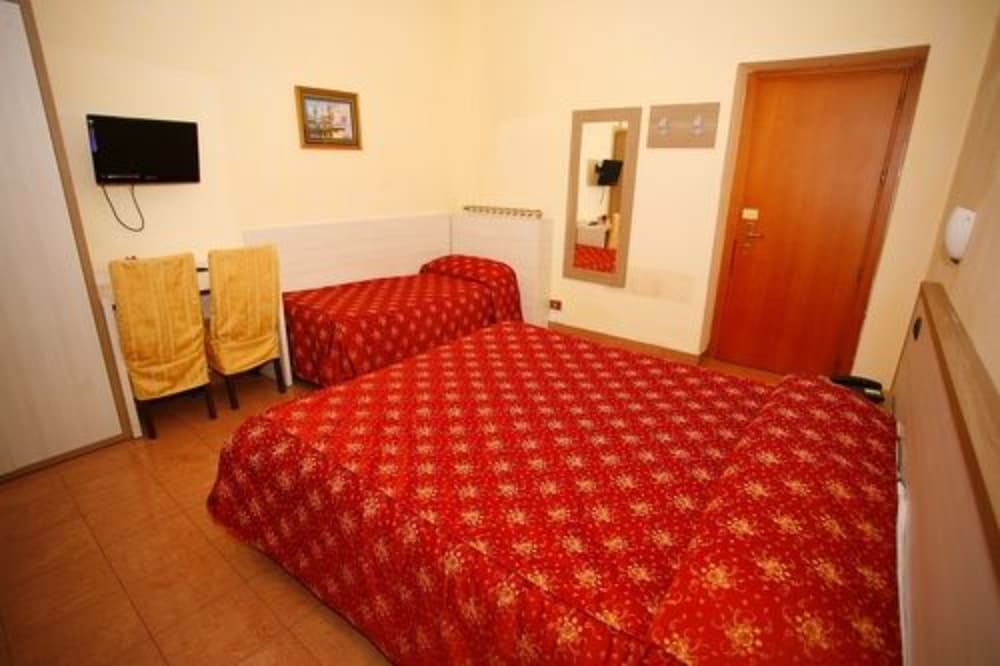 ROOM, TRIPLE, 1 DOUBLE AND 1 SINGLE BED