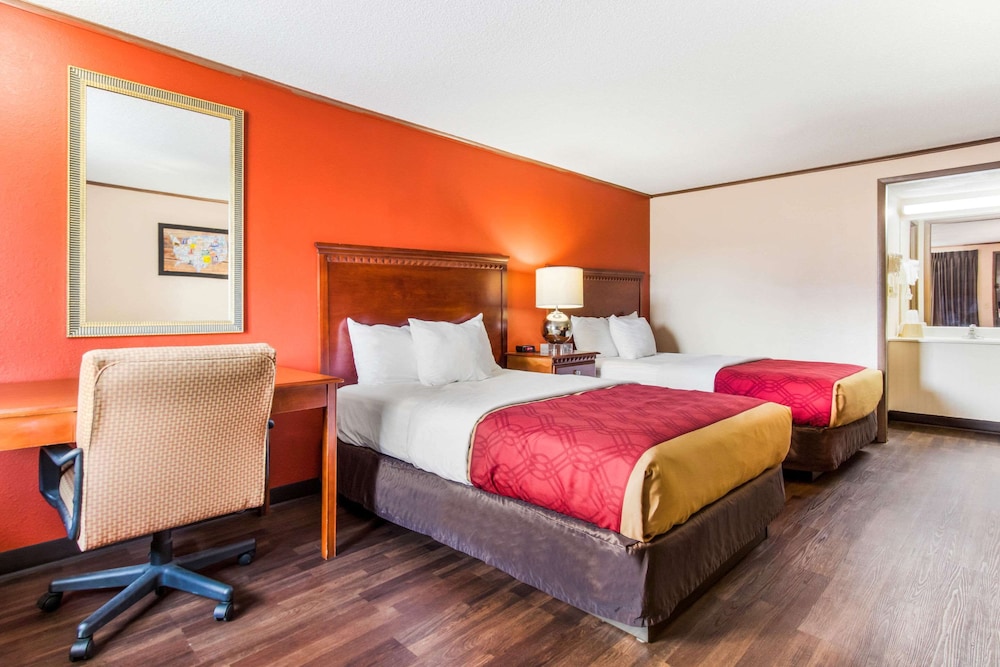 Econo Lodge Norwalk 14/28