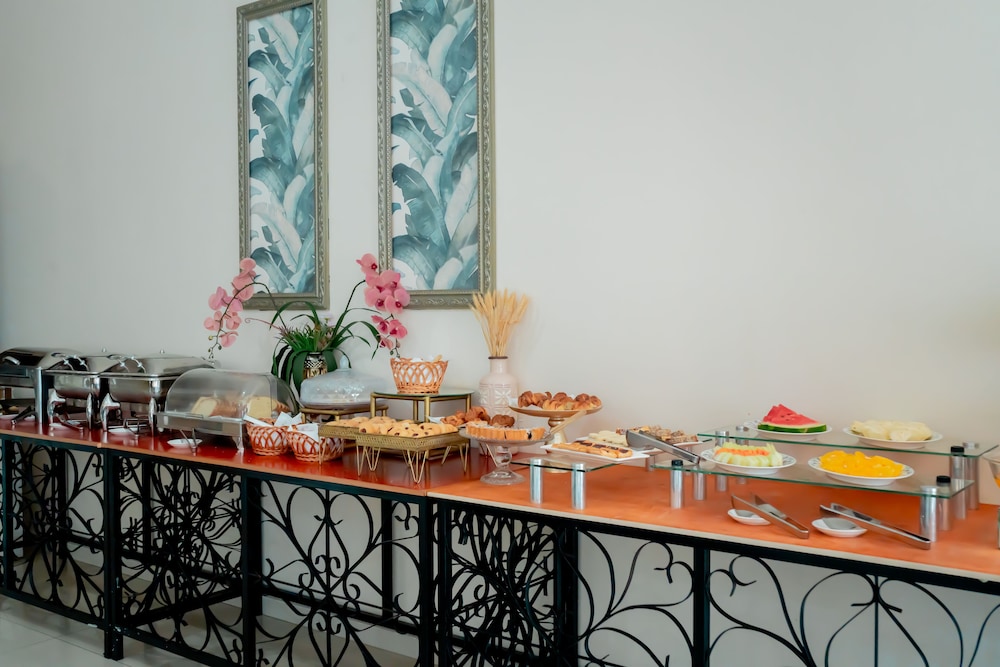 Megal Suites Hotel 5/45
