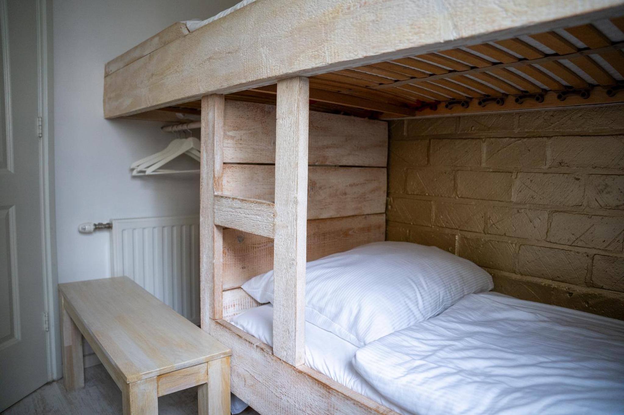 2 Bedrooms, House