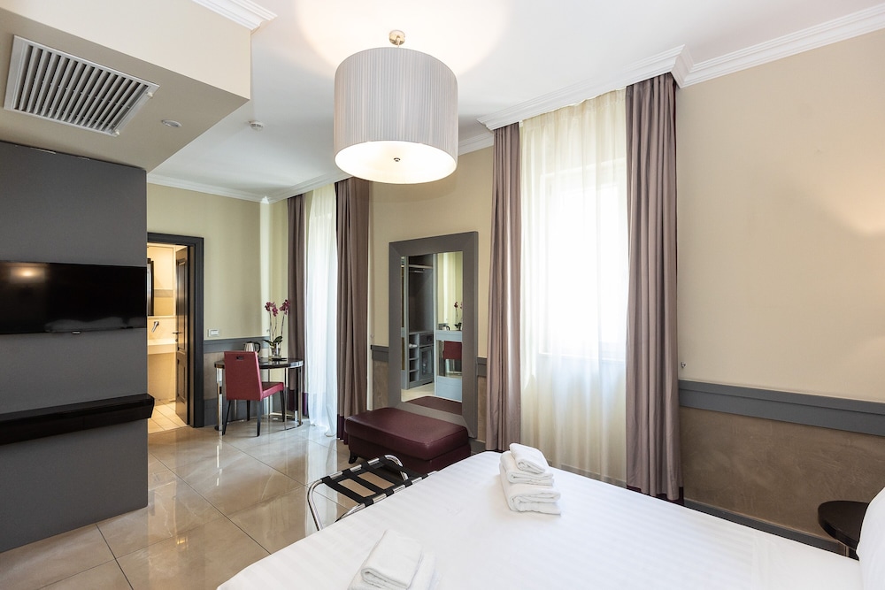 غرفة ديلوكس بسرير كينج وسرير كوين بغرفتي نوم، Hotel Castellino Roma 6/10