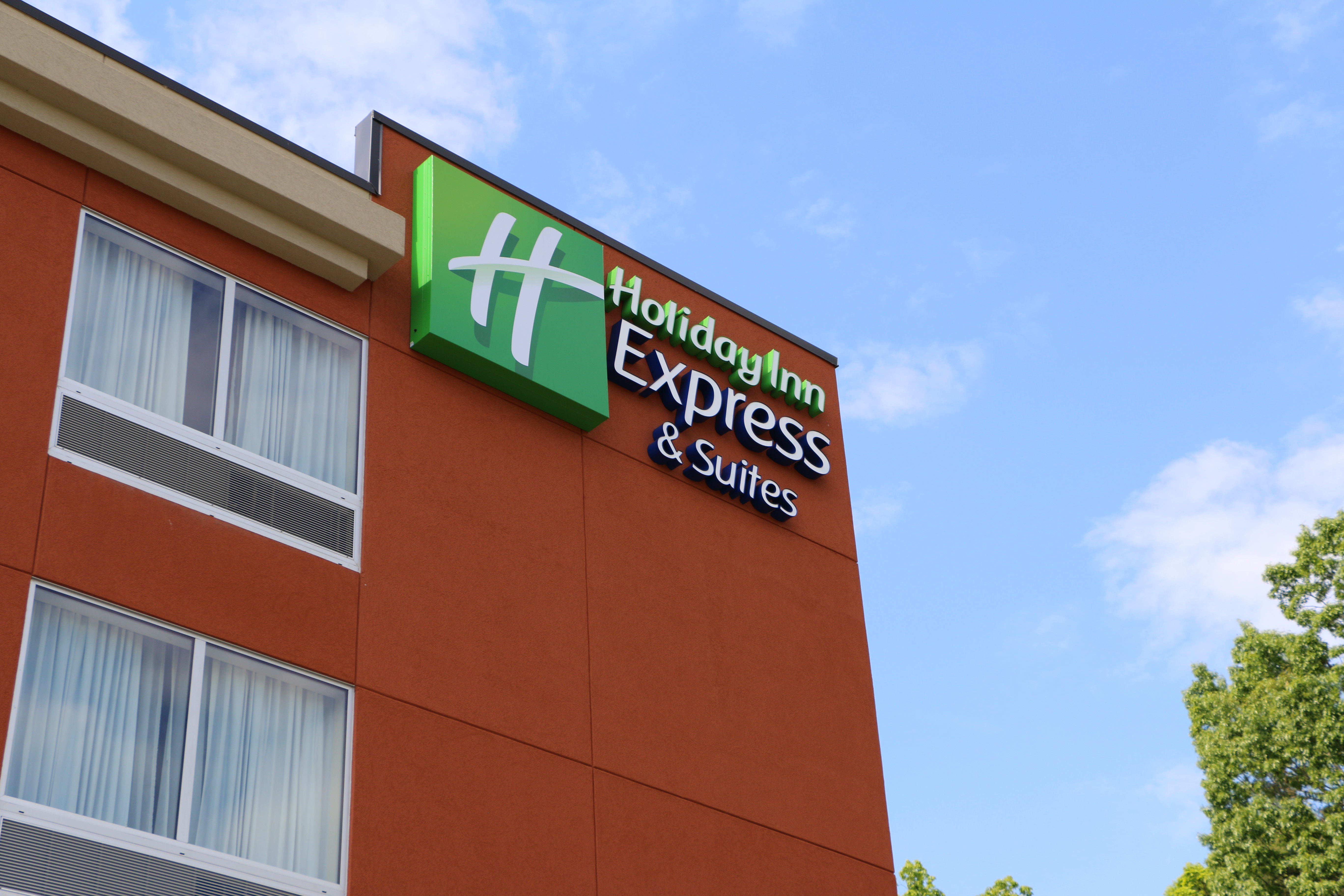 HOLIDAY INN EXPRESS & SUITES HENDERSONVILLE SE - FLAT ROCK 2/52