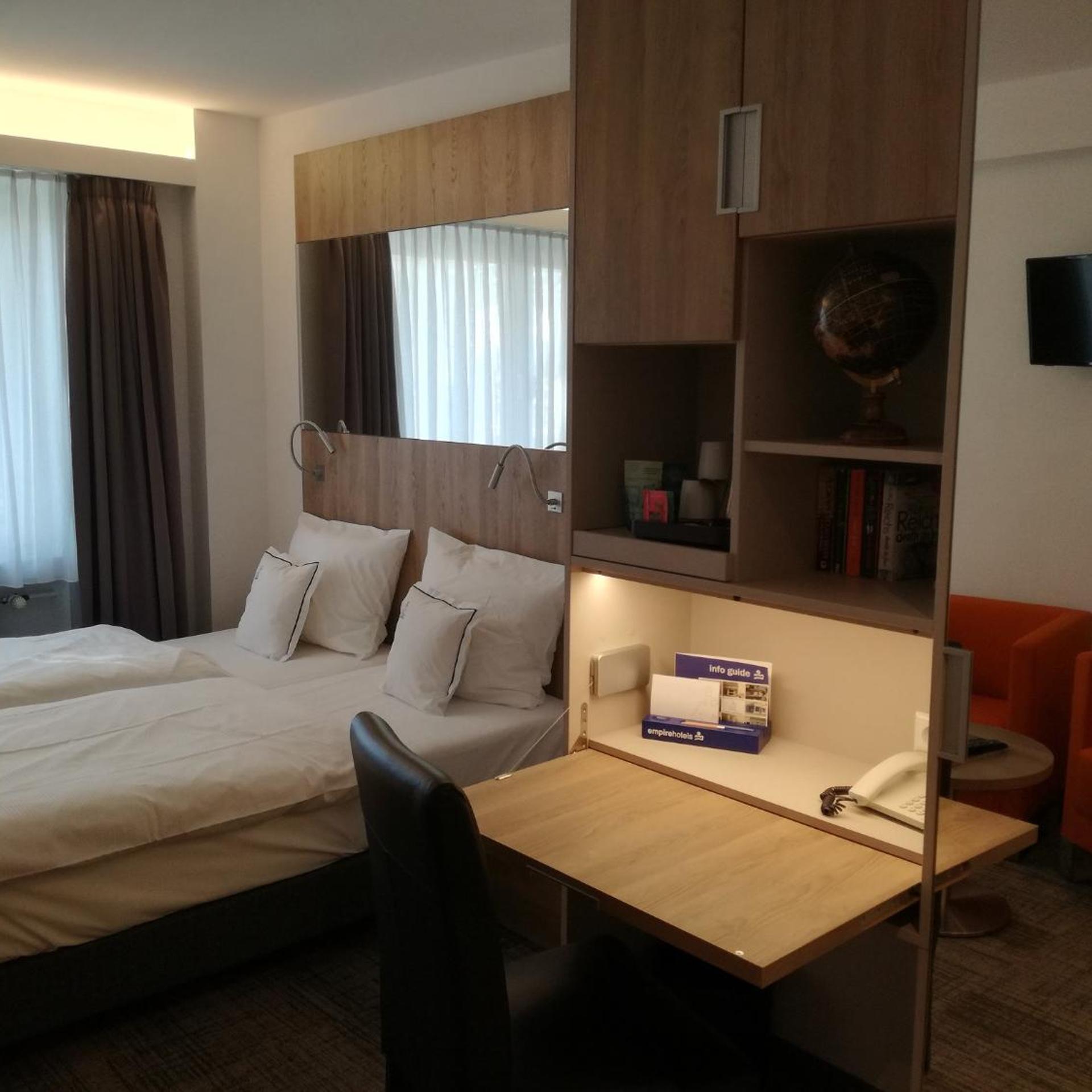 EMPIRE HOTEL 23/55