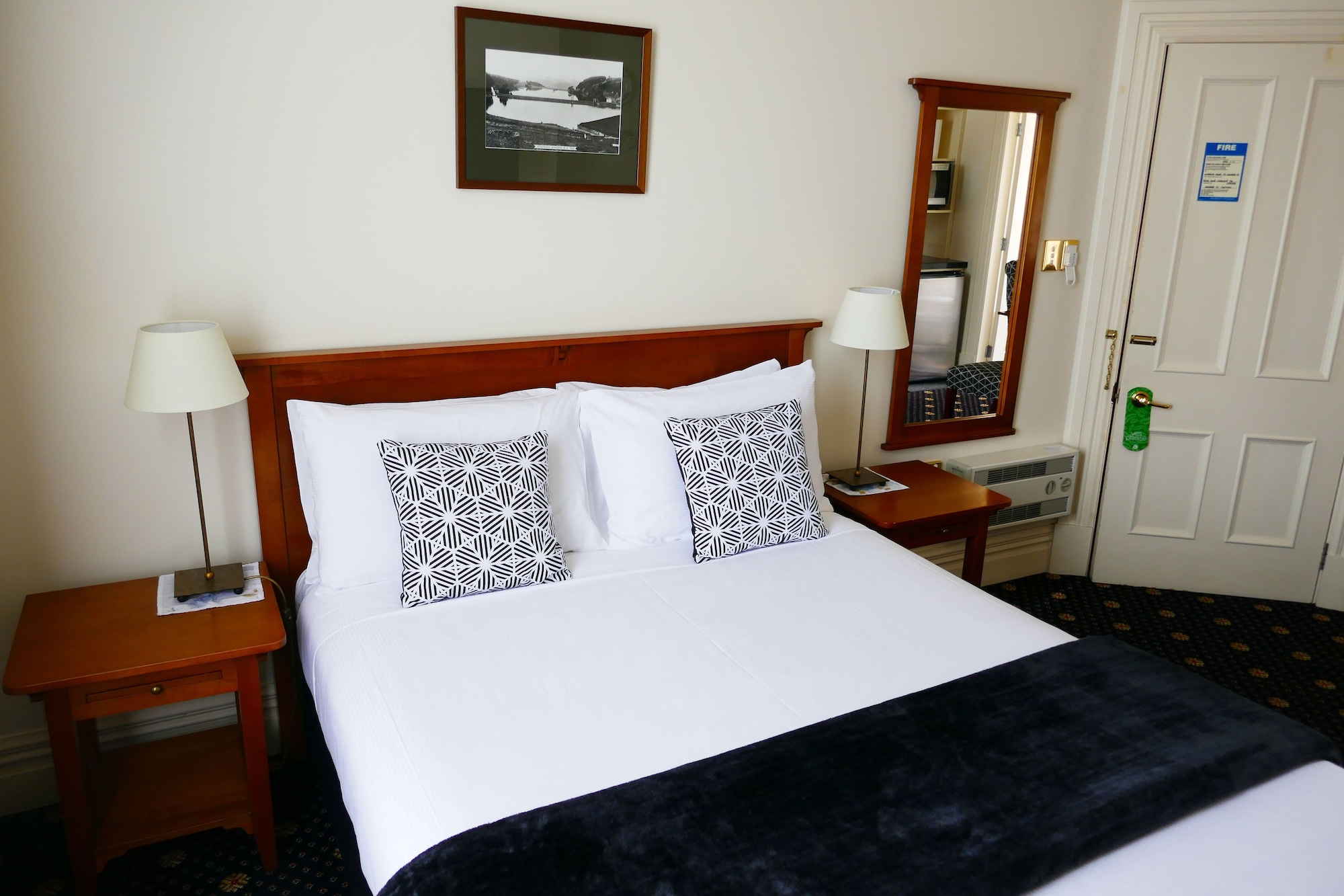 SUPERIOR, STUDIO, QUEEN BED