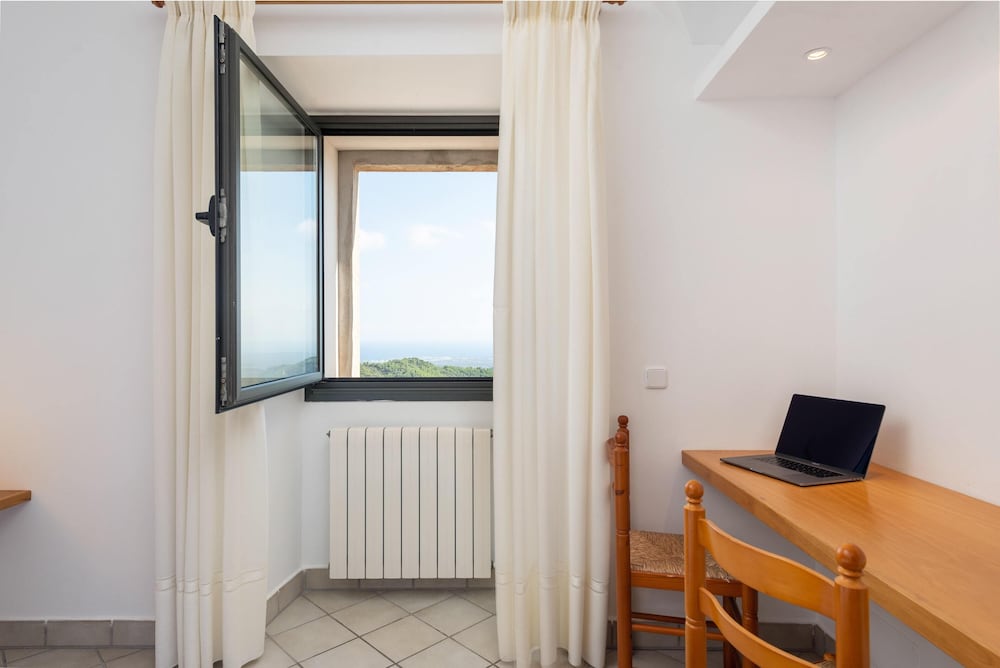 Petit Hotel Hostatgeria Sant Salvador 27/66