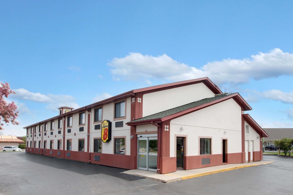 Super 8 by Wyndham Crystal Lake 1/21