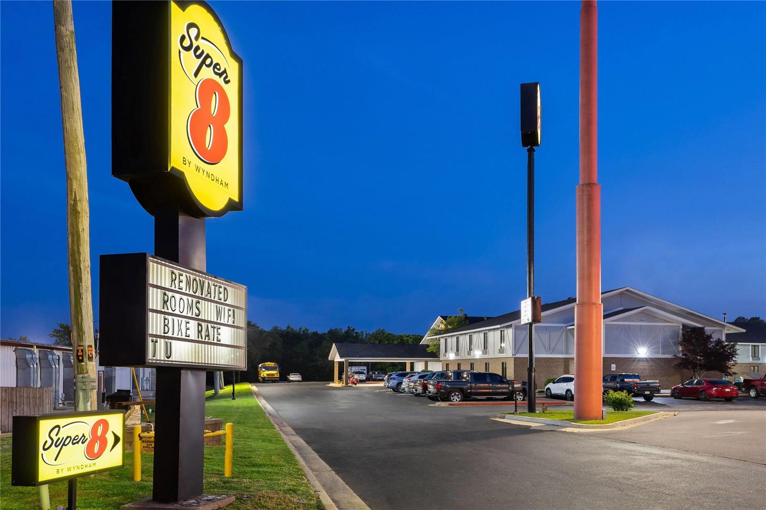 Super 8 by Wyndham Harrison AR 28/32