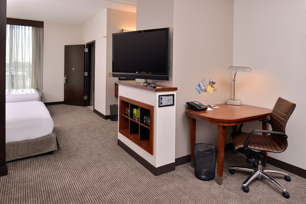 Hyatt Place Garden City 63/69