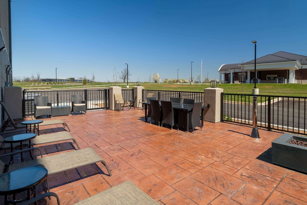 La Quinta Inn & Suites by Wyndham Louisville East 36/45