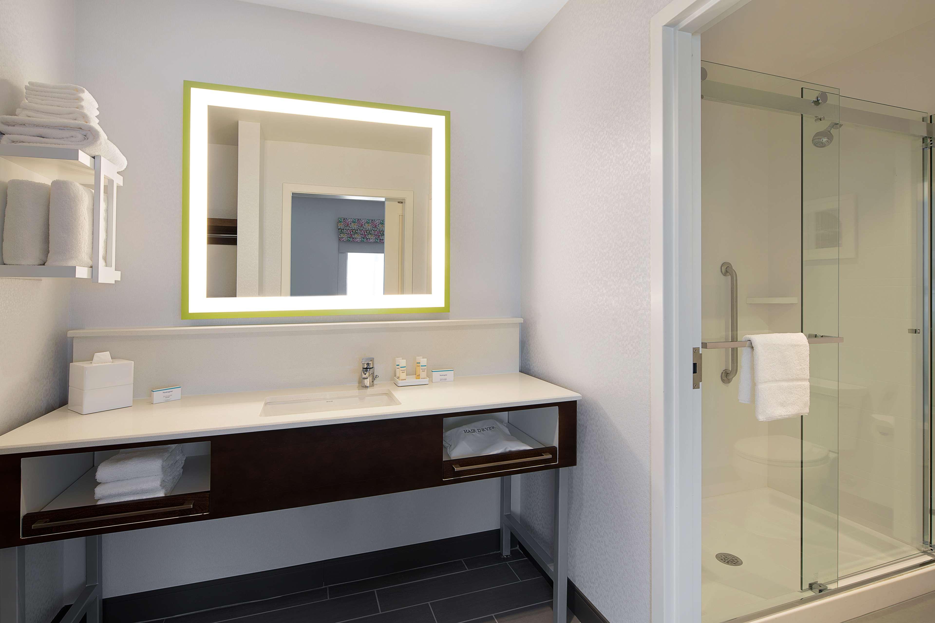 1 BEDROOM, SUITE, KING BED, CORNER