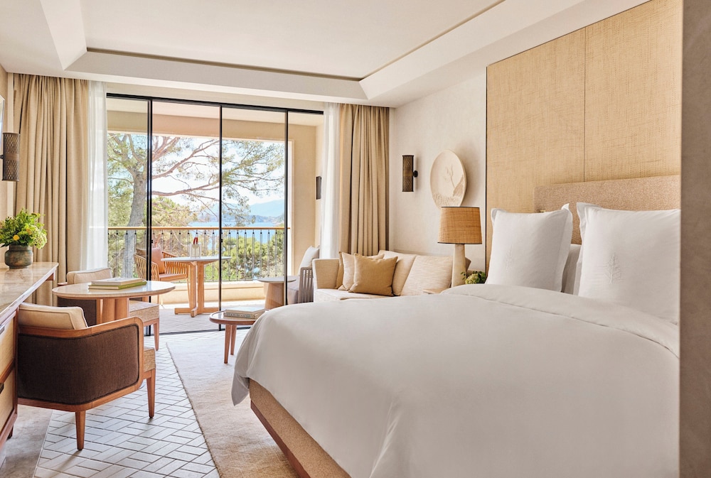 ROOM, PINE VIEW