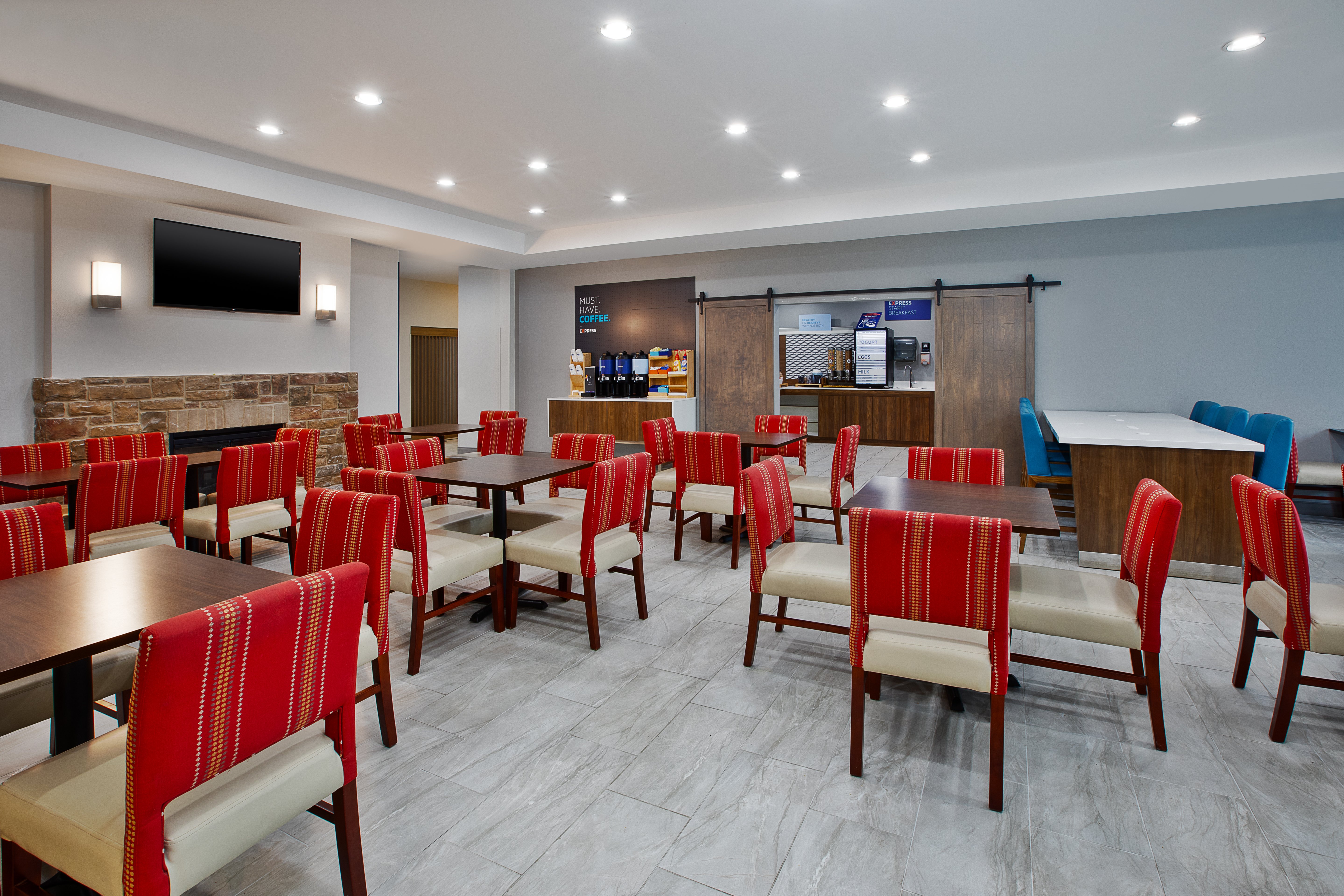 Holiday Inn Express And Suites Milwaukee Nw Park Place 72/79