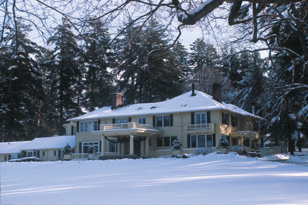 Manor On Golden Pond 2/53