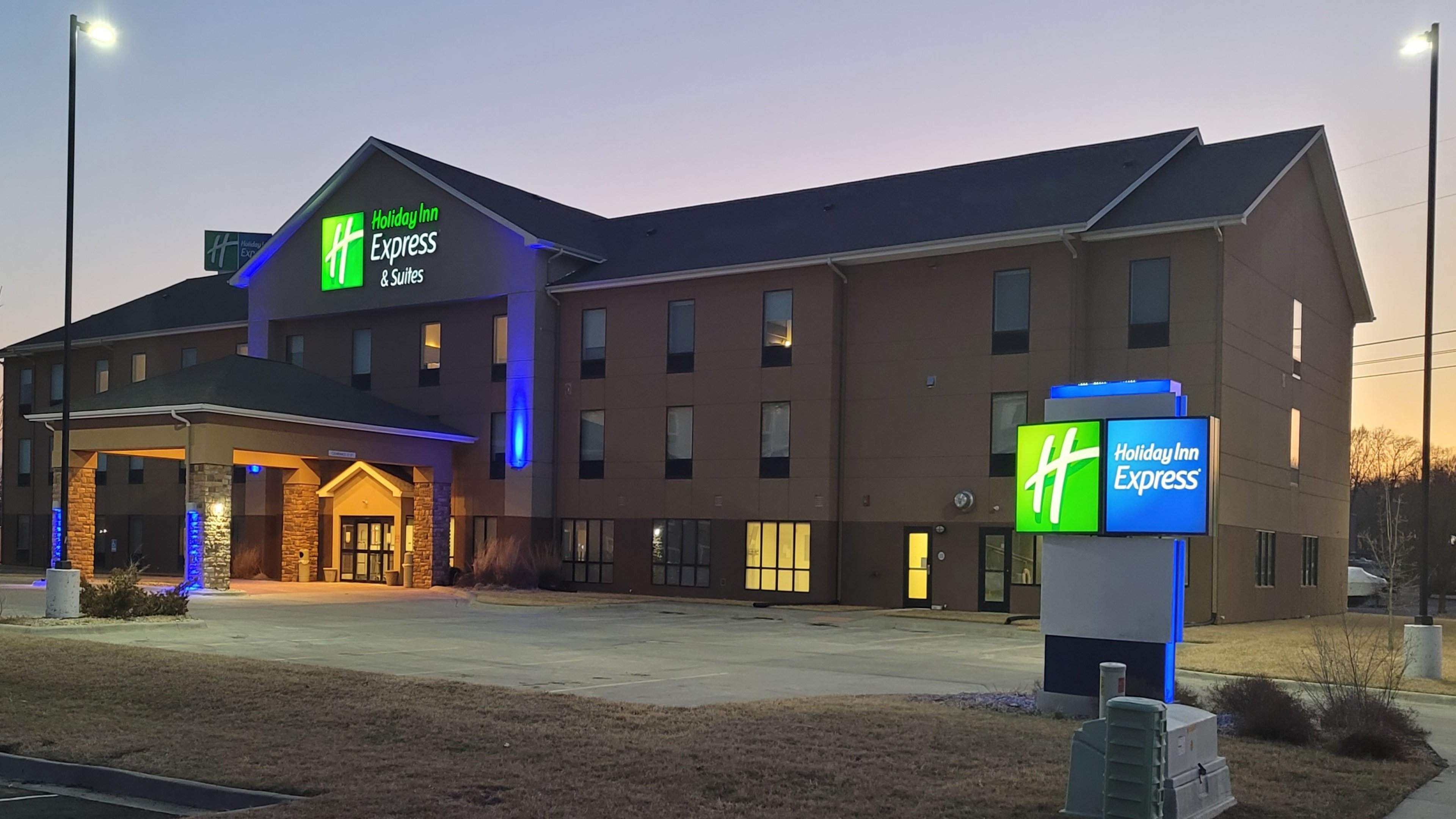 Holiday Inn Express and Suites - Junction City, Kansas 4/35