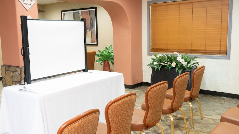 Quality Inn Suites Near the Border 57/67