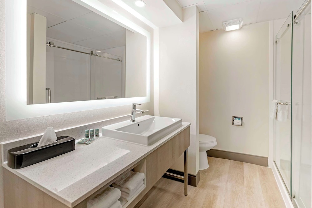 جناح بسرير كينج بمنطقة جلوس، Best Western Brentwood 3/3
