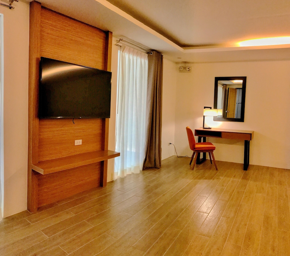 Crown Hotel Palawan at Harbour Springs 46/54