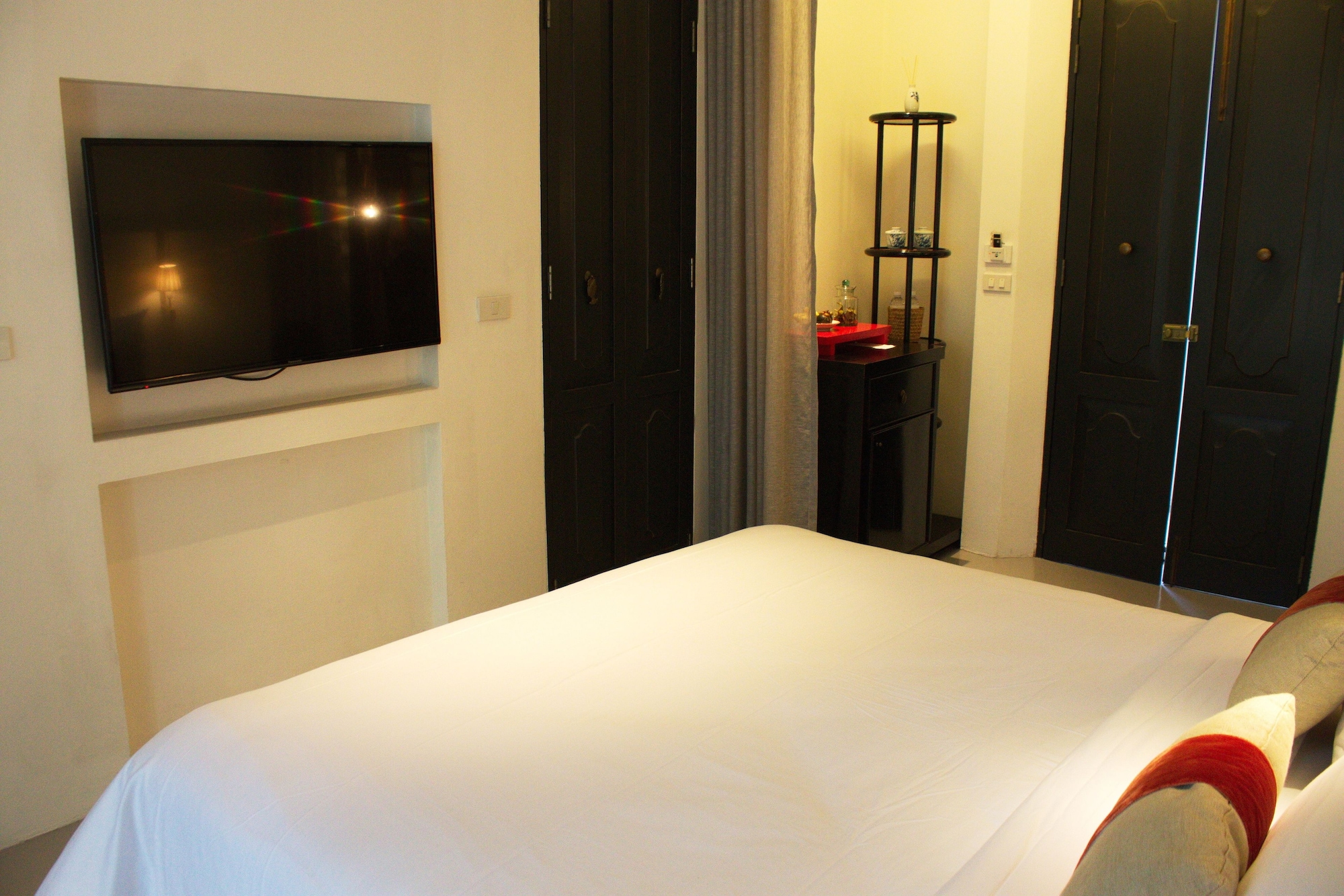 Serene، HOTEL DES ARTISTS PING SILHOUETTE 7/9