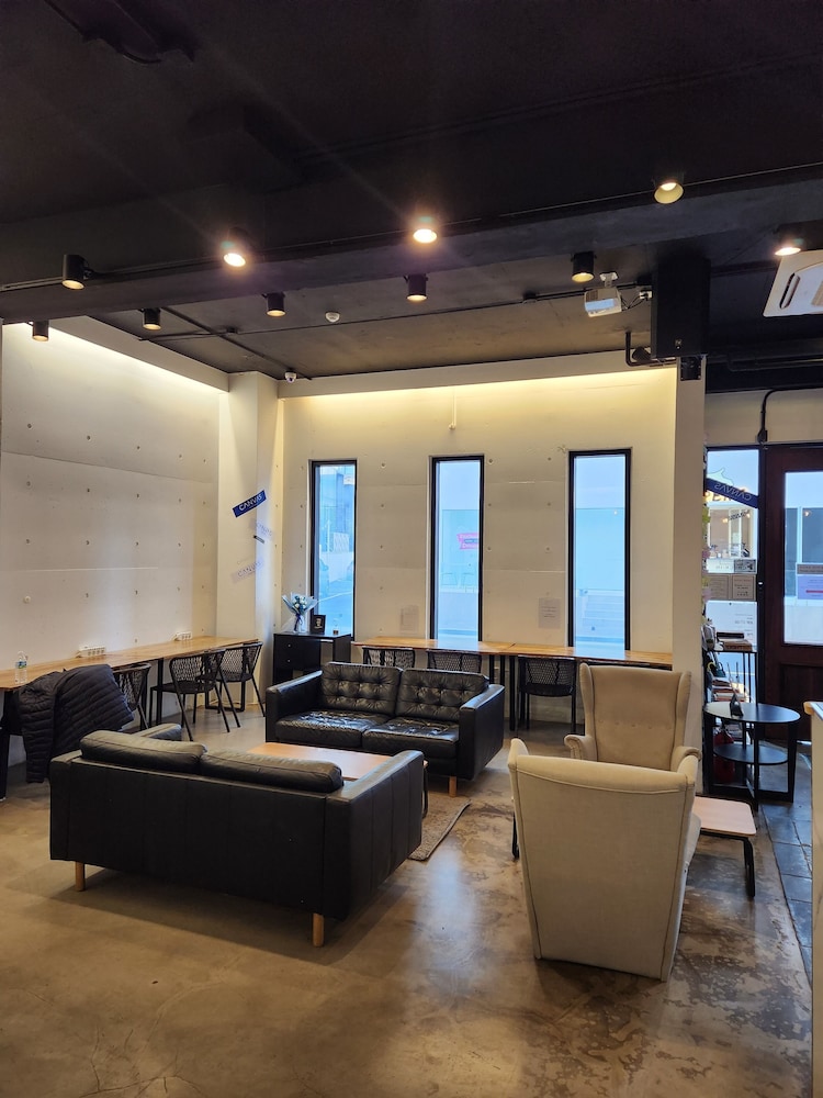 Canvas Hostel 35/54