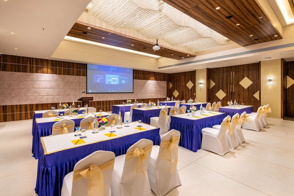 Golden Tulip Candolim Goa 65/77