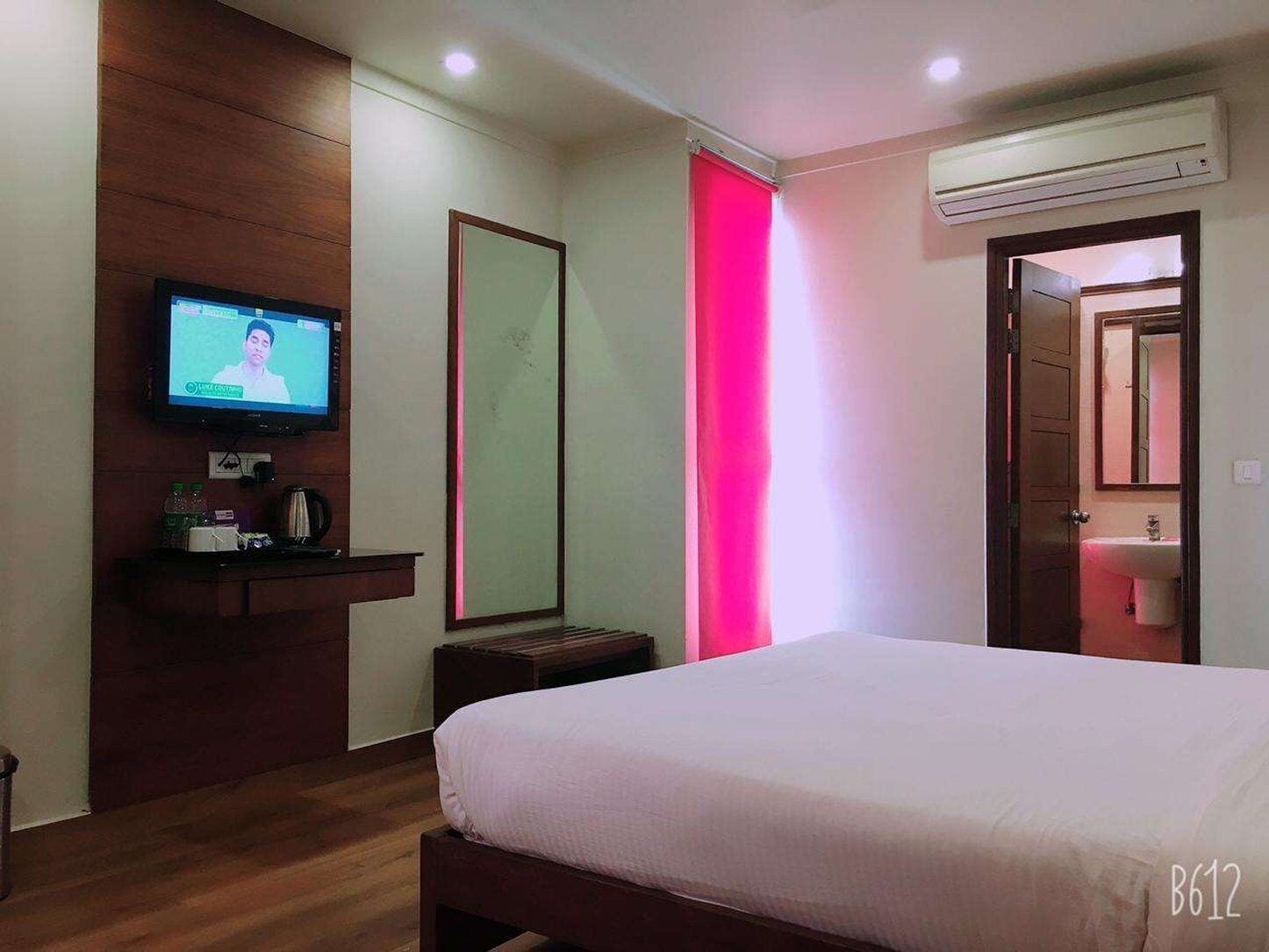 غرفة ديلوكس بسريرين منفصلين بغرفة نوم واحدة لذوي الإعاقة، Hotel Dasaprakash 2/5