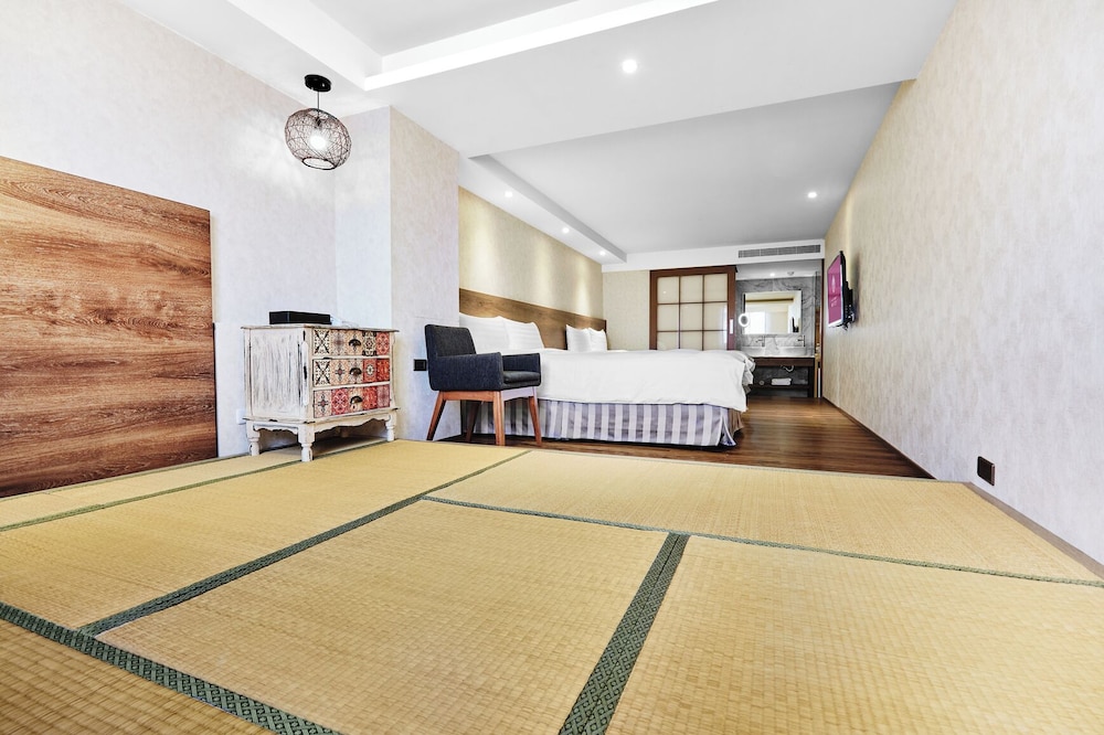 Lan Kwai Fong Garden Hotel 10/66