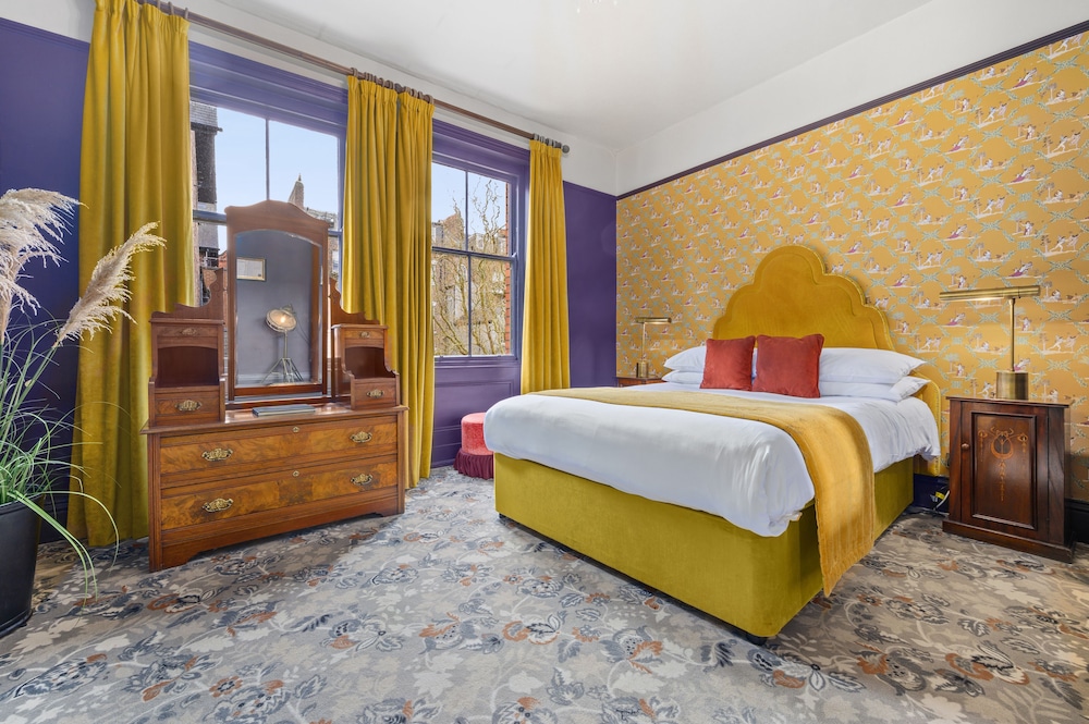 DELUXE, DOUBLE BED