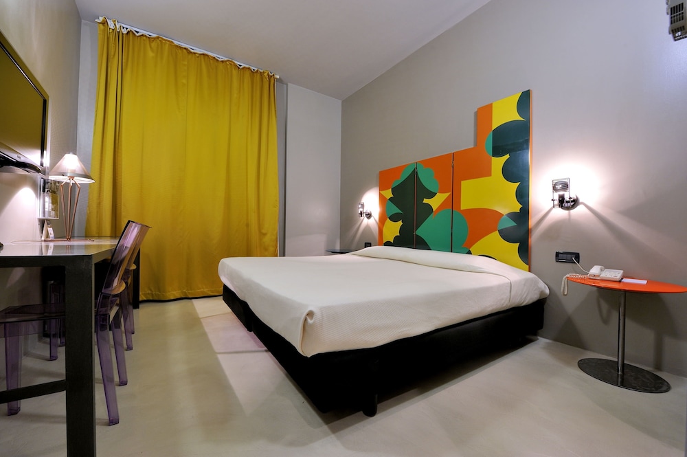 ROOM, DOUBLE BED