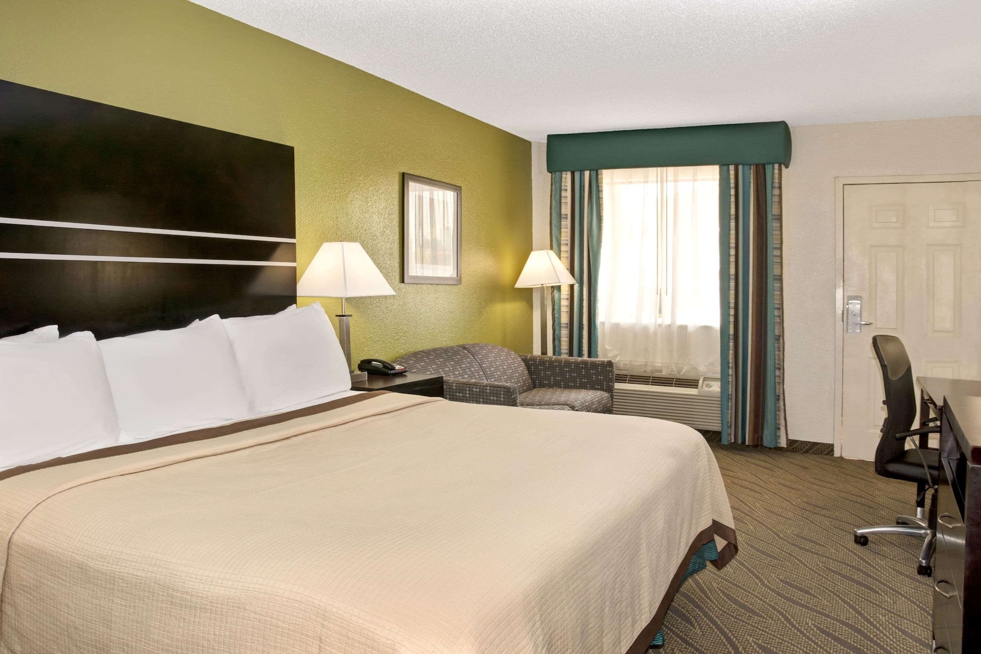 Room at Howard Johnson by Wyndham Houston Heights/Downtown, HOUSTON - TX