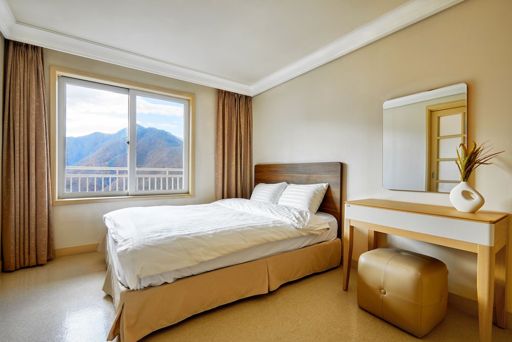 East, Suite, 3 Futon Beds, Lake or Lake View, Kitchen