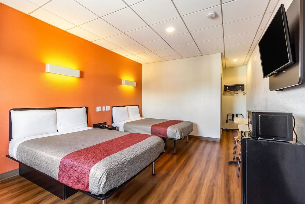 Motel6 Elizabeth, NJ - Newark Liberty Intl Airport 14/45