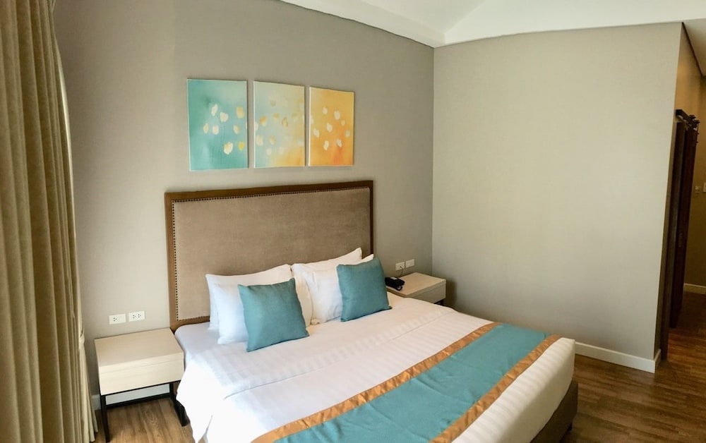 غرفة ديلوكس بسرير كينج، Royale Parc Hotel Tagaytay 2/3