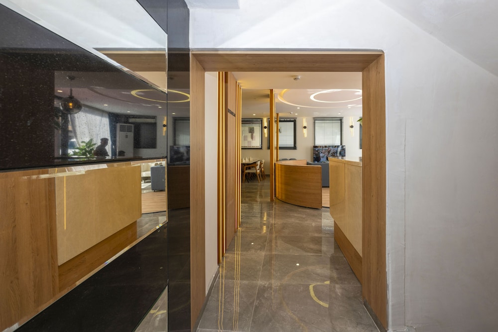 Diamond luxury Hotel 36/37