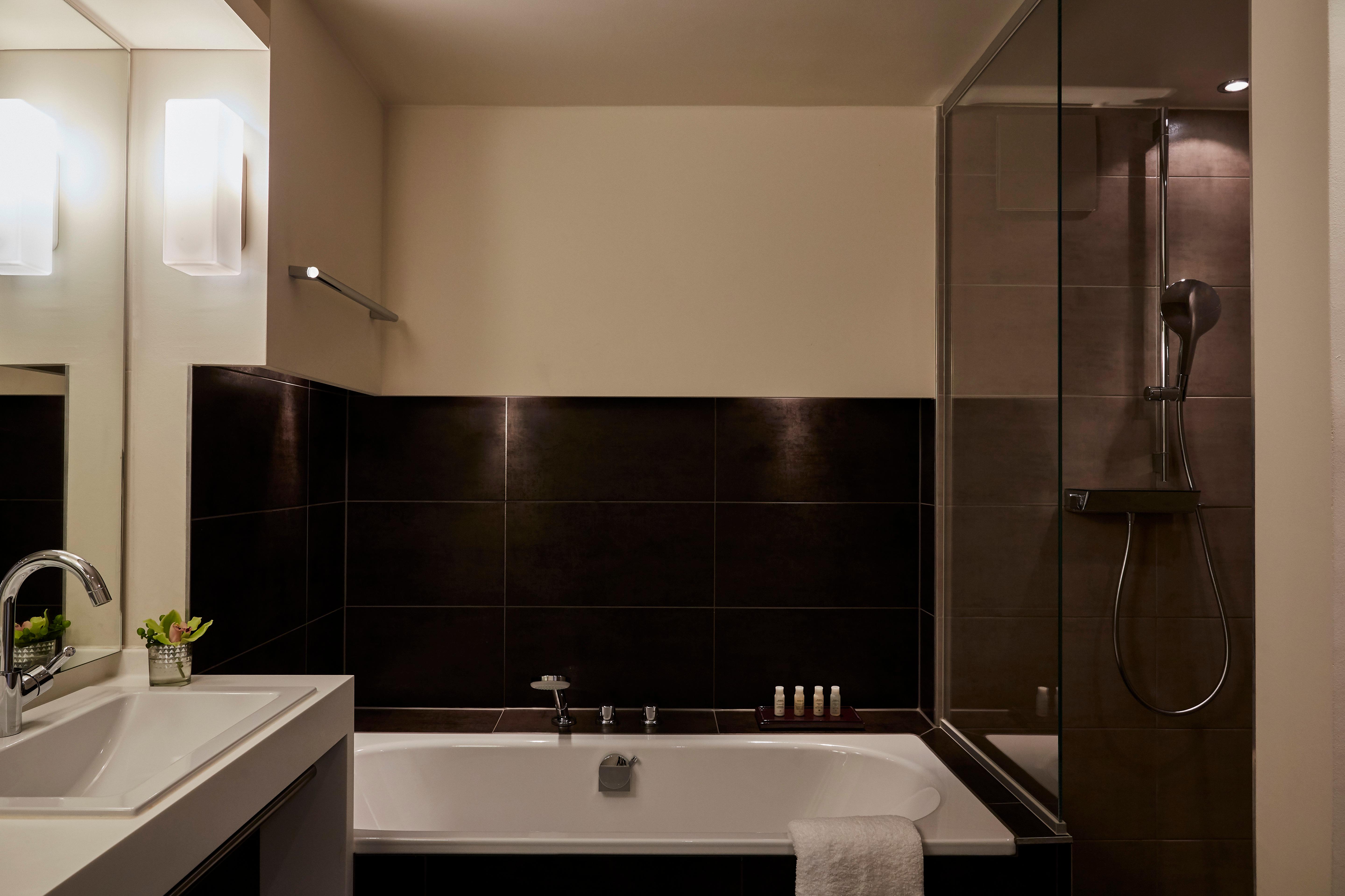 جناح بسرير كينج بإطلالة على الحديقة، Hotel Indigo Duesseldorf Victoriaplatz 2/2