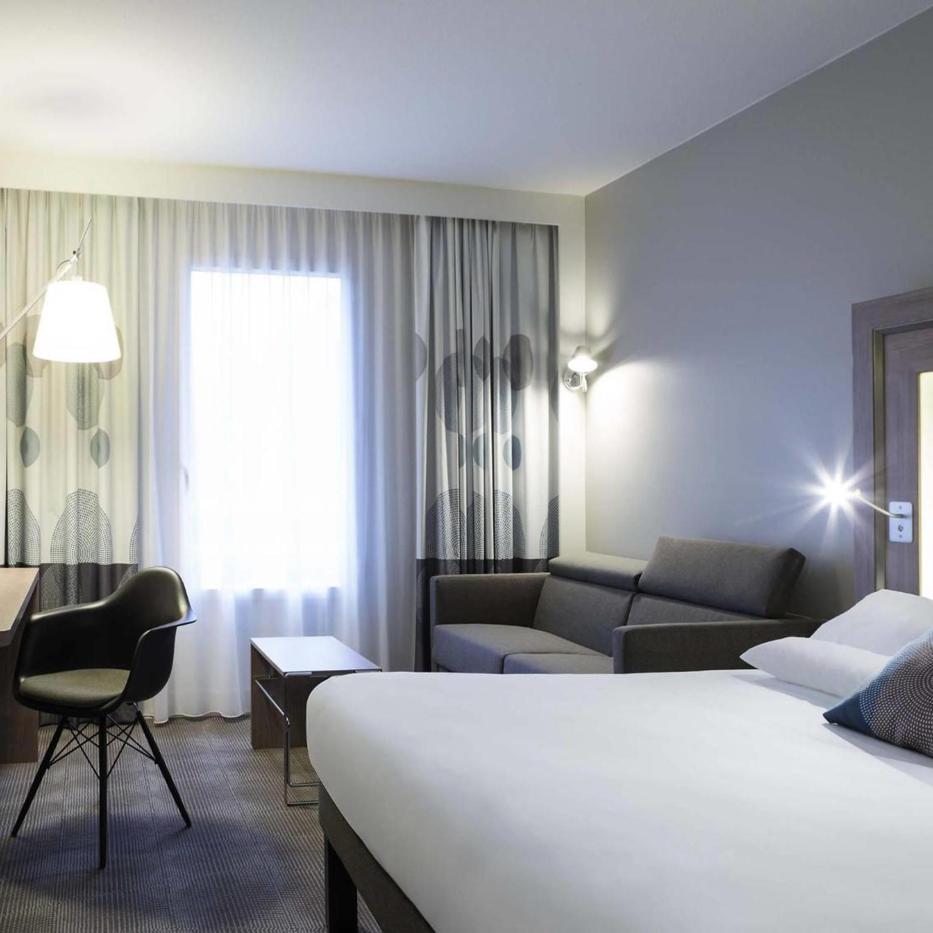 Superior, Double Bed, Sofa, NOVOTEL CHATEAU DE VERSAILLES 2/8
