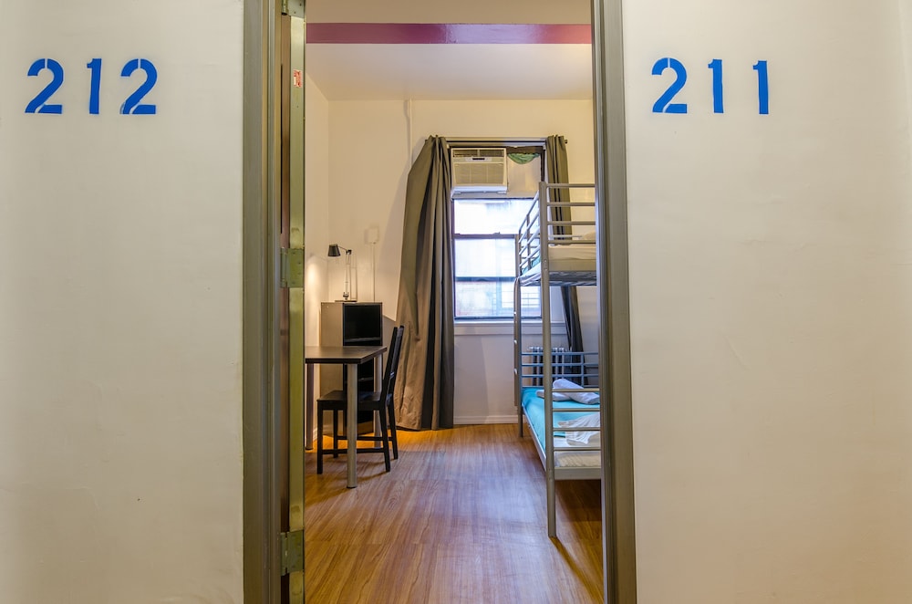 Jazz On The Park Hostel 2/24