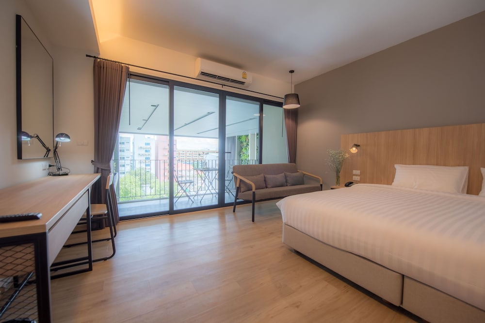 POOL, SUITE, BUILDING A