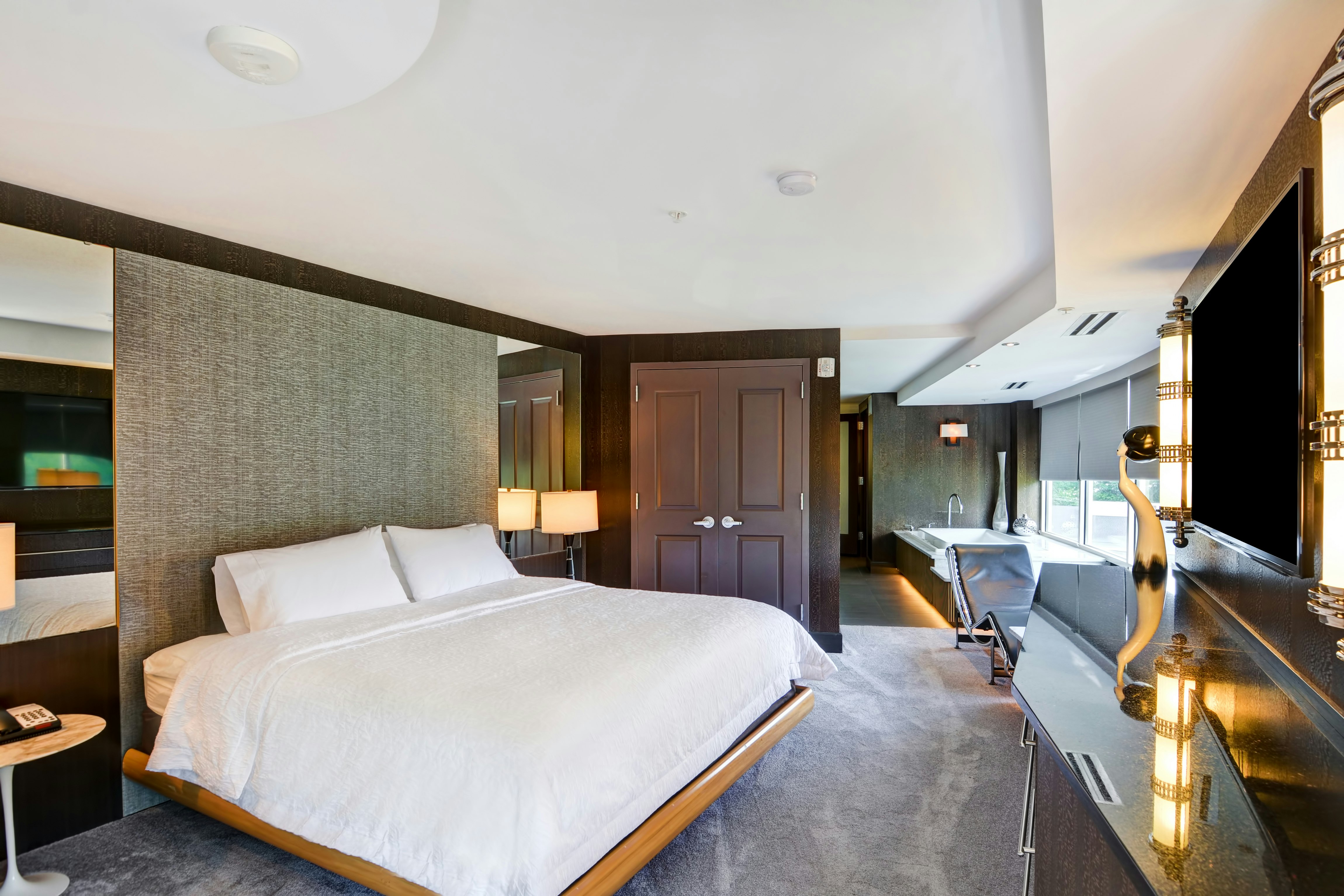 EXECUTIVE, SUITE, KING BED