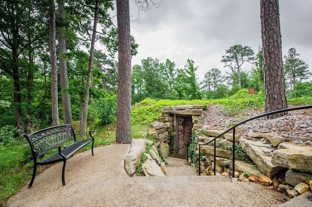 Eureka Springs Treehouses, Hobbit Caves &amp; Castles 44/52