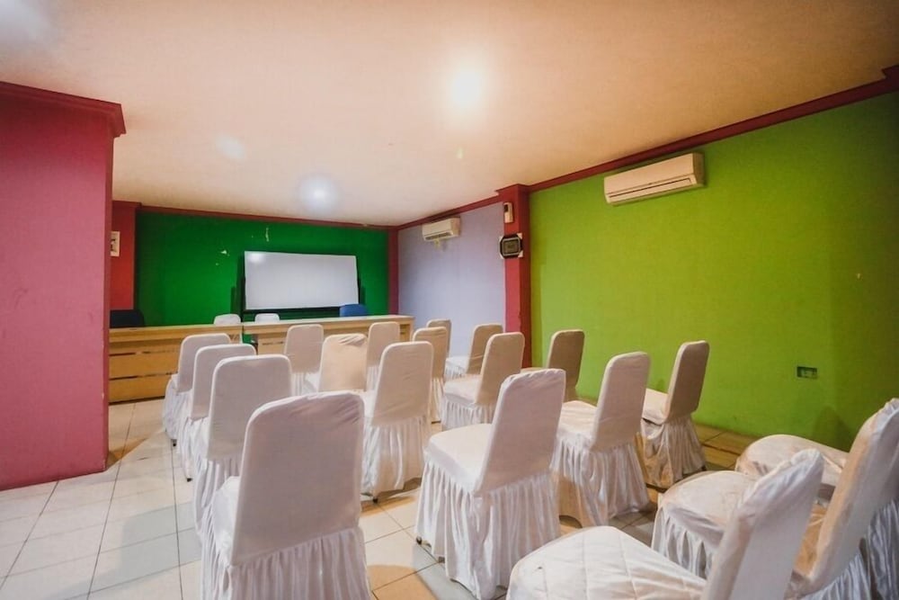 RedDoorz Plus near RSCM Jakarta 25/29