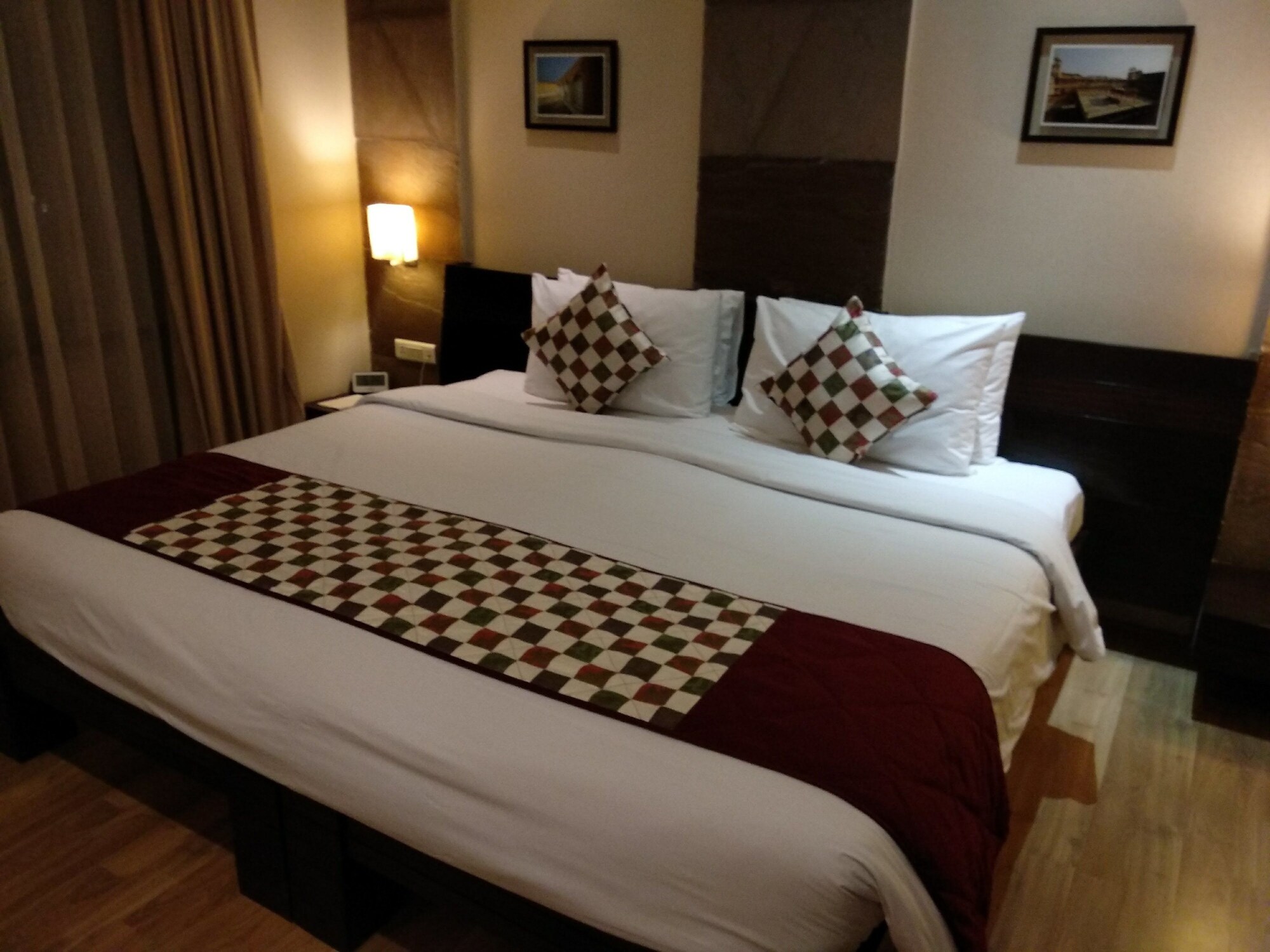 Deluxe, King Bed