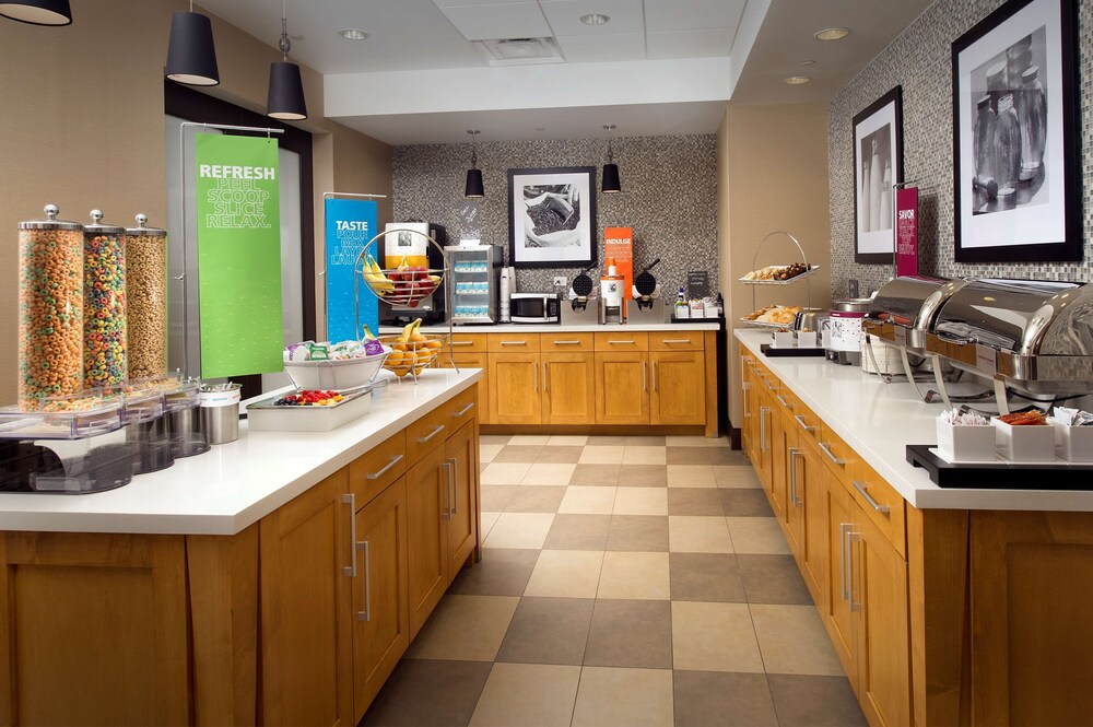 Hampton Inn & Suites Falls Church 8/34