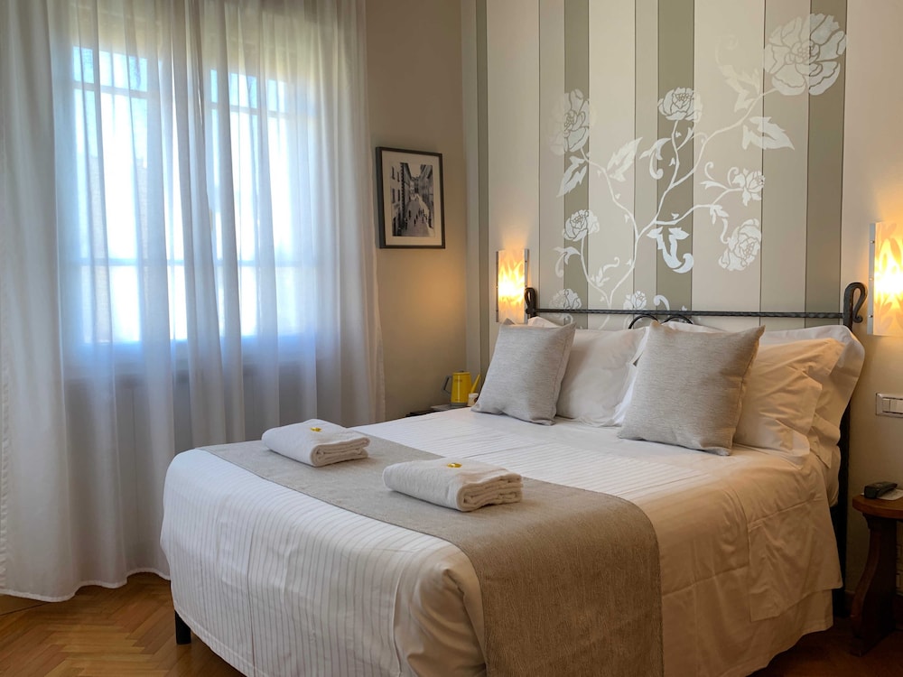 ROOM, DOUBLE BED