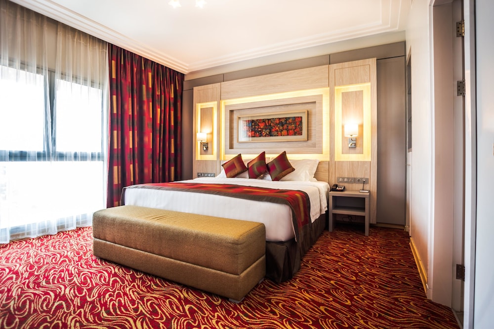 Golden Tulip Le Diplomate Cotonou 28/72
