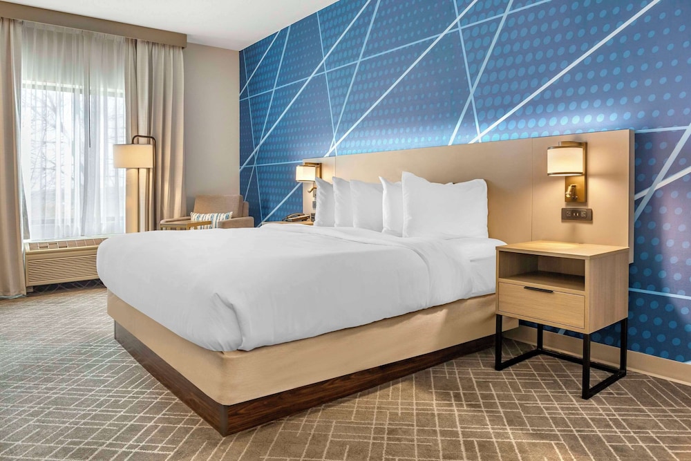 ROOM, KING BED