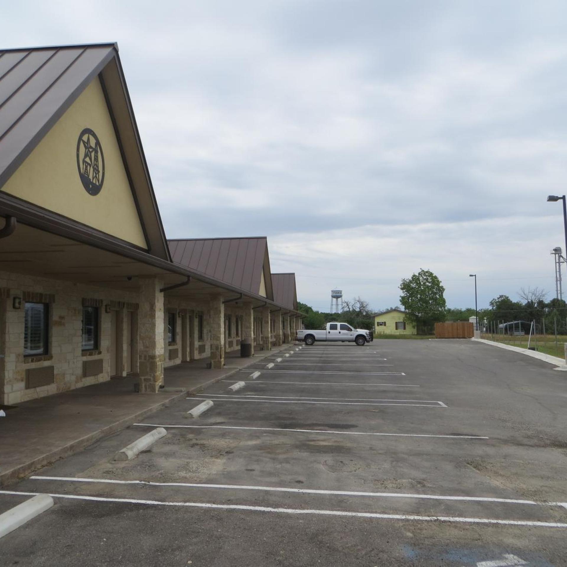 Black Gold Inn 33/43